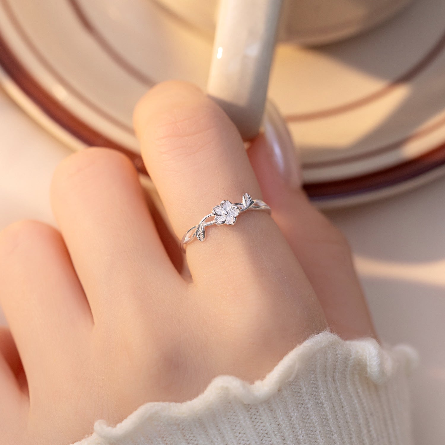 S925 sterling silver entwined floral ring, pastoral style, niche, artistic, fresh, sweet, and minimalist small floral adjustable ring