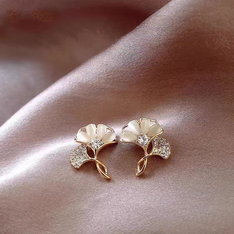 S925 Silver Needle Exquisite Petite Cat's Eye Stone Ginkgo Leaf Stud Earrings Fashionable and Fresh for Daily Commuting, Versatile Earrings