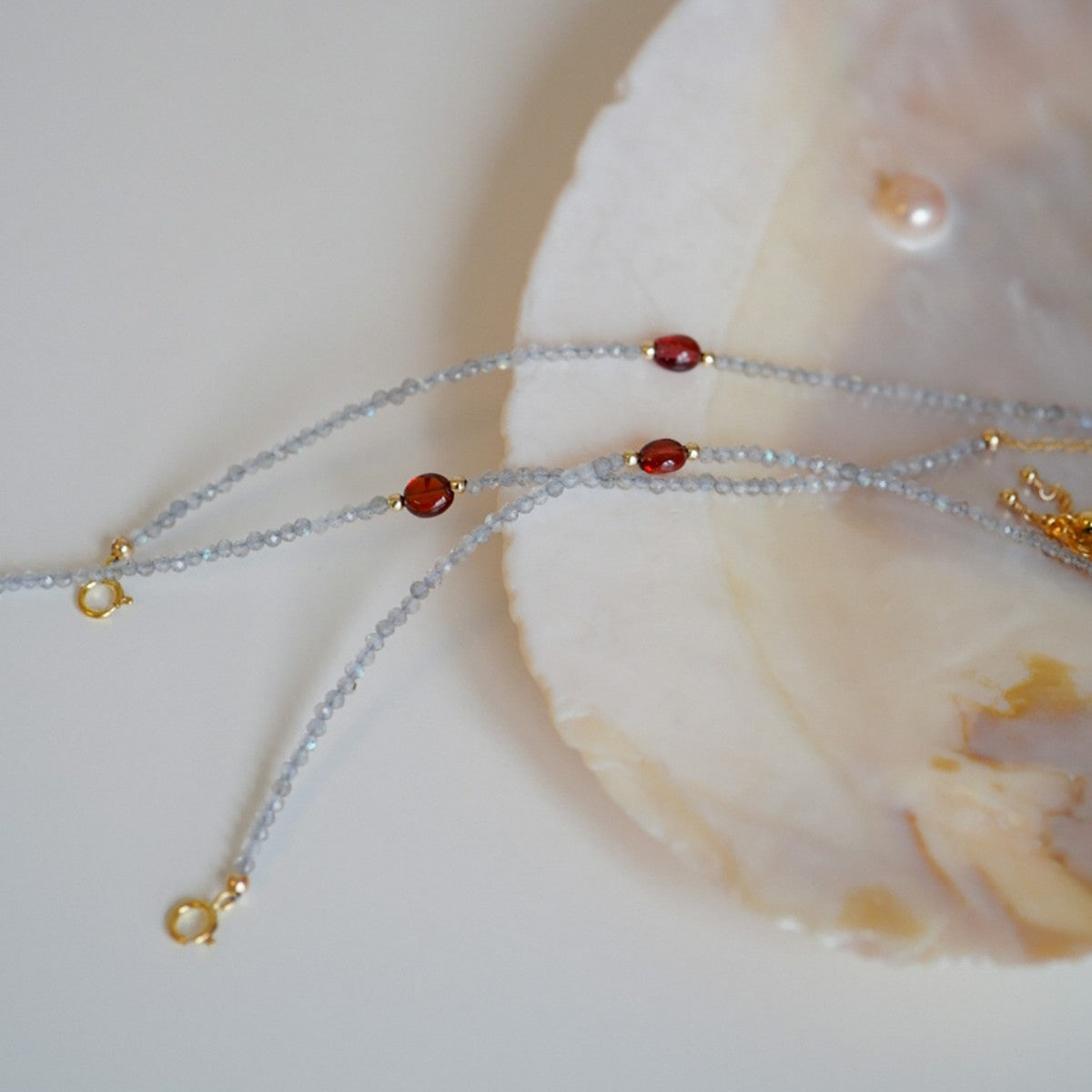 Original light luxury natural moonstone casual red agate bracelet, niche, high-end, exquisite layered 14k gold-plated bracelet