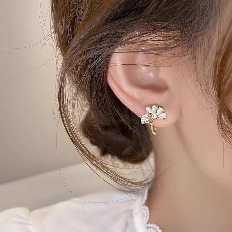 S925 Silver Needle Exquisite Petite Cat's Eye Stone Ginkgo Leaf Stud Earrings Fashionable and Fresh for Daily Commuting, Versatile Earrings