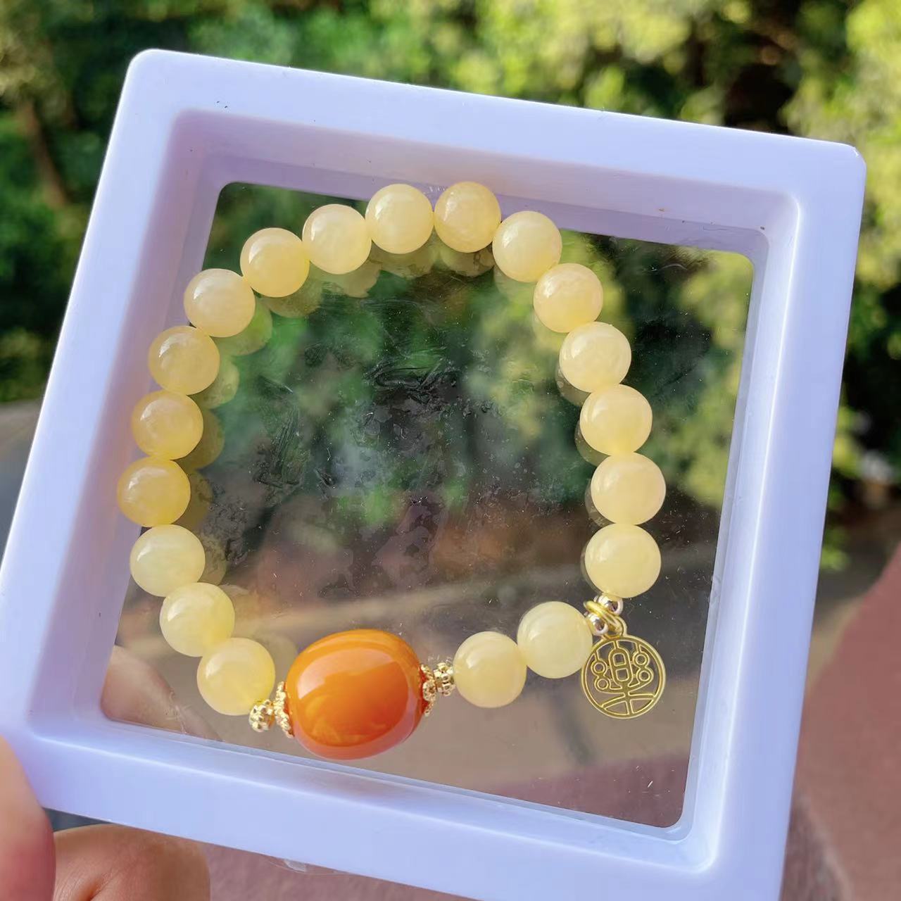 Xiaohongshu bestseller: Caramel-colored beeswax bracelet, stone music pendant, Chinese style, elegant niche design