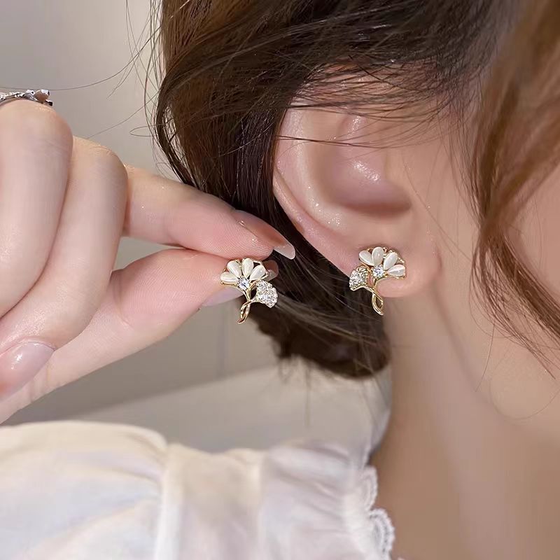 S925 Silver Needle Exquisite Petite Cat's Eye Stone Ginkgo Leaf Stud Earrings Fashionable and Fresh for Daily Commuting, Versatile Earrings