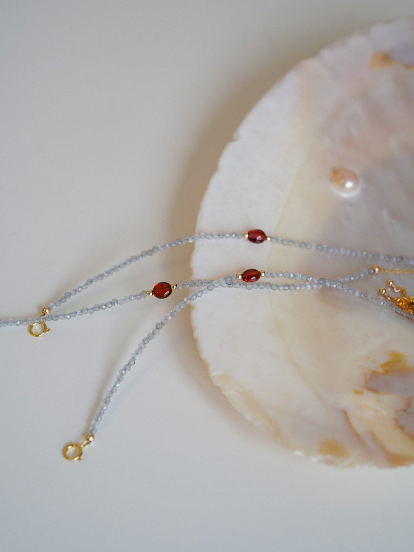 Original light luxury natural moonstone casual red agate bracelet, niche, high-end, exquisite layered 14k gold-plated bracelet