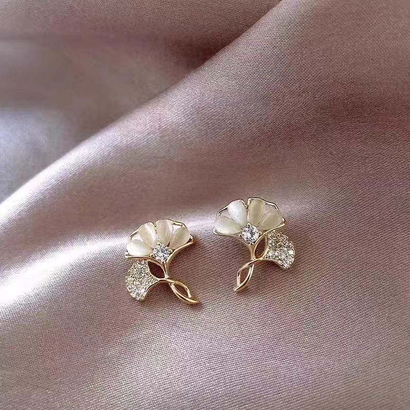 S925 Silver Needle Exquisite Petite Cat's Eye Stone Ginkgo Leaf Stud Earrings Fashionable and Fresh for Daily Commuting, Versatile Earrings
