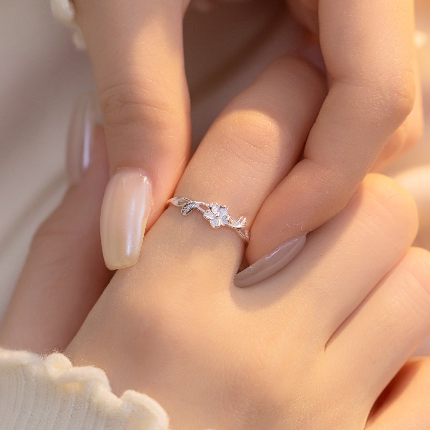S925 sterling silver entwined floral ring, pastoral style, niche, artistic, fresh, sweet, and minimalist small floral adjustable ring