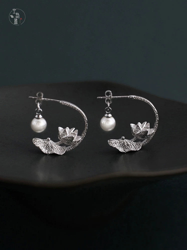 Qingsi Hongyan Sky Island Blue 925 silver artistic fresh Chinese half-moon lotus pearl earrings elegant ancient-style earrings